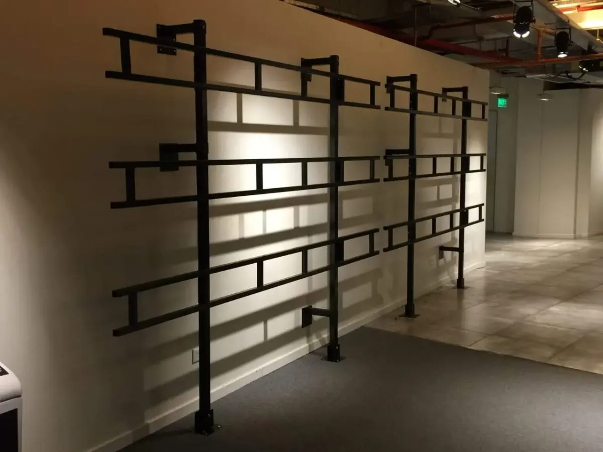 Estructura de montaje a medida para un videowall, en pared