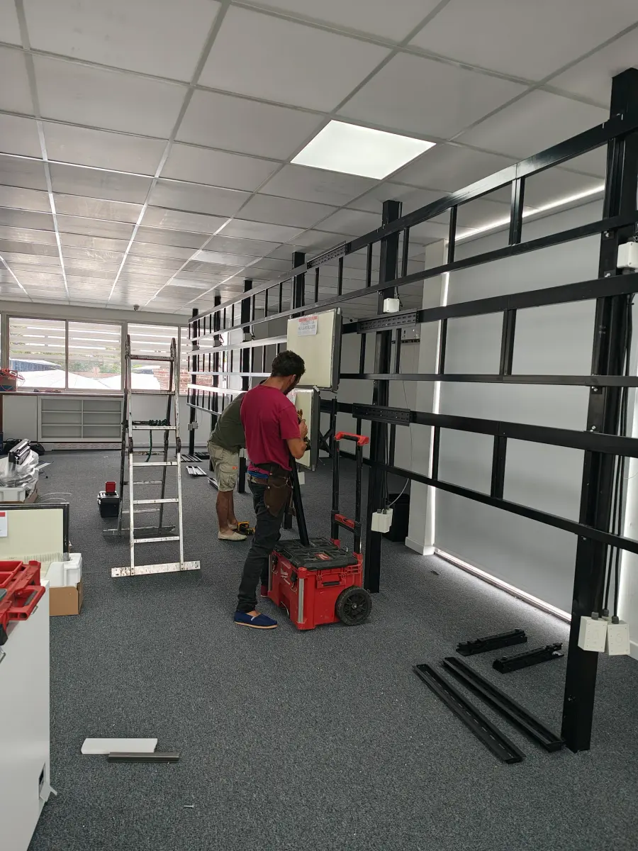 Montaje de una estructura en una sala de reuniones