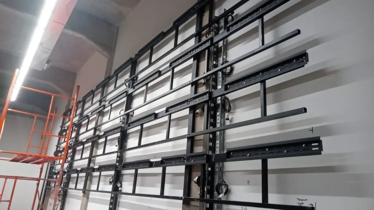 Sistema de montaje para un videowall durante la obra
