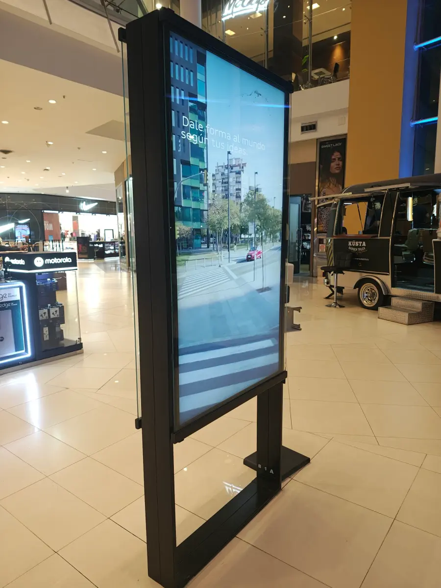 Tótem digital interactivo en un centro comercial
