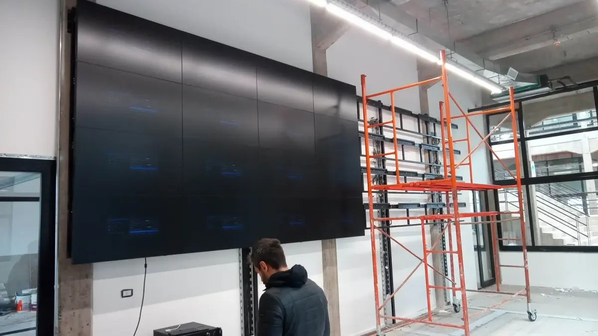 Videowall corporativo de 4 × 3 pantallas