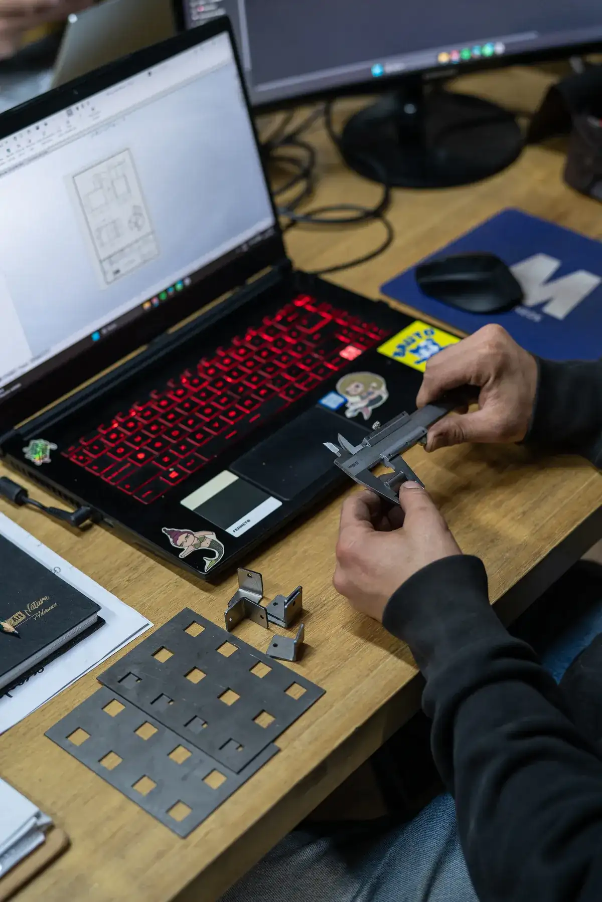 Control de medidas de una pieza cortada con calibre