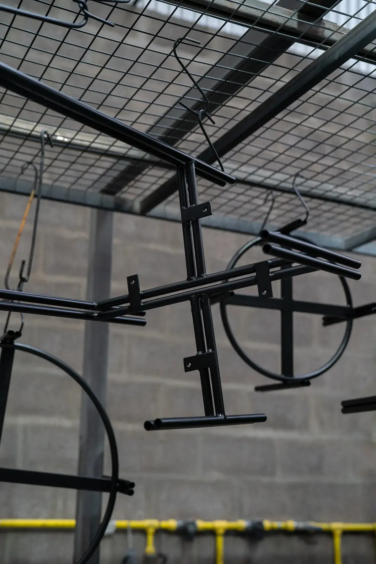 Piezas metálicas colgadas listas para pintar